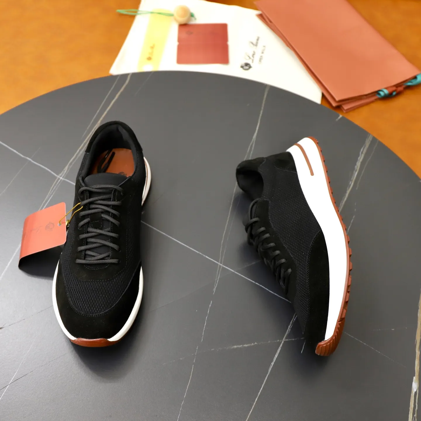 Ex-factory price: 560💰Loro Piana Tennis Walk men’s moral training sneakers! These new textured leather tennis shoes feature an ultra-low-top design for year-round wear and are water-resistant. The wrapped sole creates an effortlessly attractive color combination that harmoniously blends functionality with understated style. The ideal footwear option for urban dressing. The heel is decorated with a soft calfskin tongue with Kummel color inserts and an embossed LP logo. Cotton shoelaces. Material: Upper: Gray woven stitching with cowhide accents! Sole: Rubber lining: Cow leather original rubber sole, excellent foot comfort, complete package! Size: 38-39-40-41-42-43-44 leather shoe size (4546 can be customized)